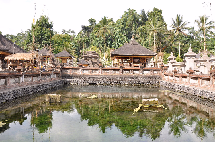 Tirta Empul Tapınağı'nın kutsal havuzu ve köşkleri