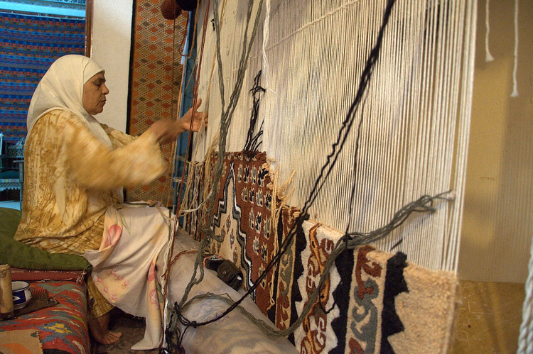 نسّاج في القيروان ينسج سجادة على منوال
