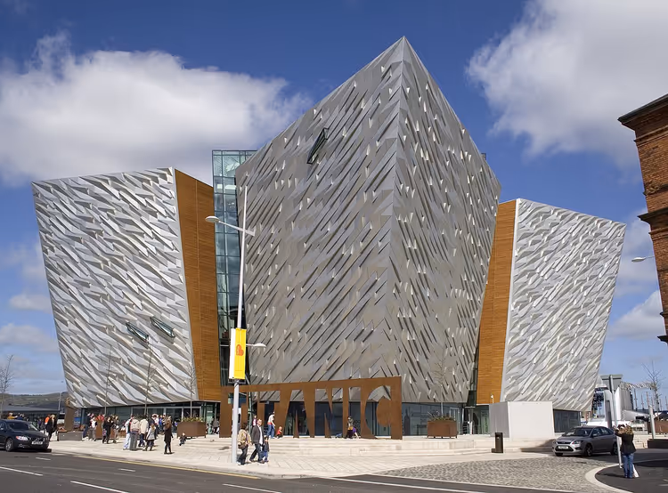 Музей Titanic Belfast с серебристым гранёным фасадом, вид сбоку