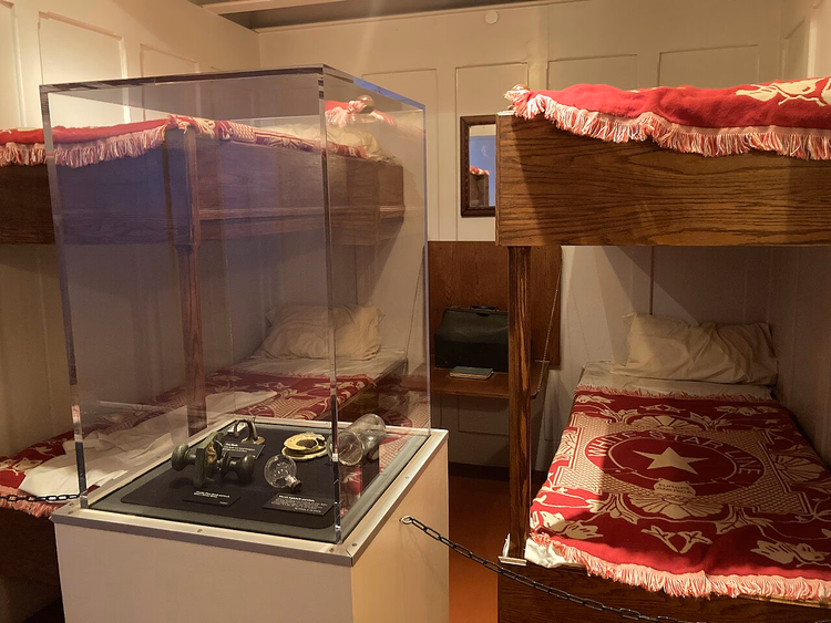 Nagebouwde Titanic-hut met vitrinekast vol artefacten