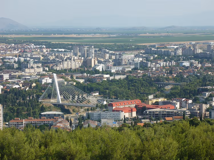 Panorama van Podgorica met de brug over de Morača