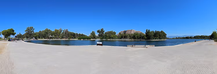 Panorama van het Titreyengöl-meer met een promenade en bomen