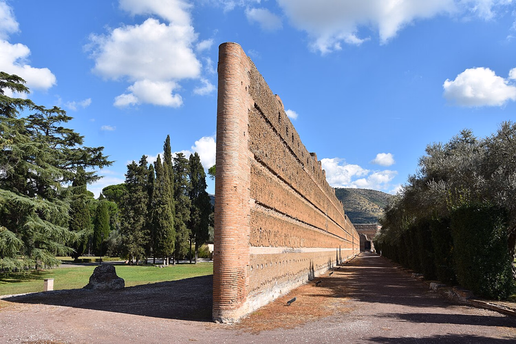 Bakstenen muur van de Poikile bij Villa Hadriana in Tivoli