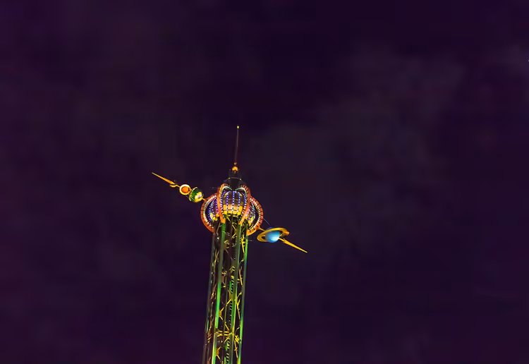 Podświetlona wieża atrakcji w parku Tivoli nocą