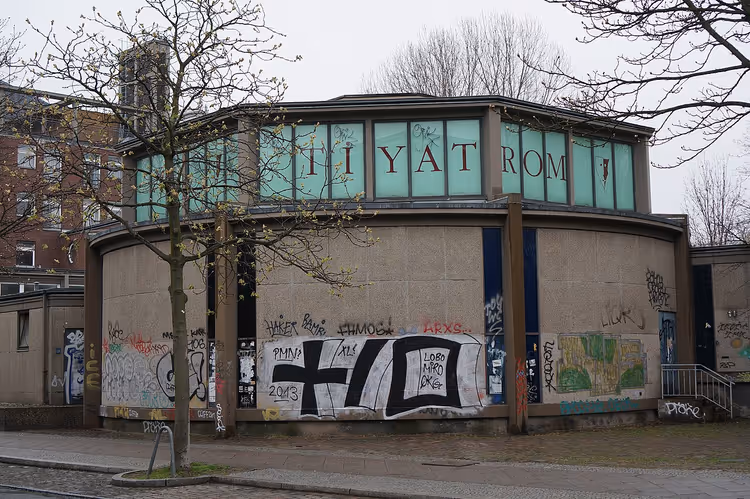 Gebäude mit Graffiti in einer Kreuzberger Straße, Berlin