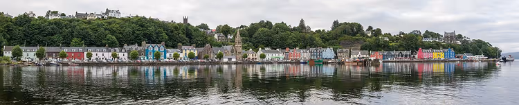 Isle of Mull, Tobermory'de su kenarındaki renkli evler