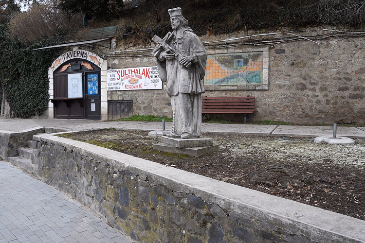 Standbeeld van Johannes van Nepomuk op een plein in Tokaj