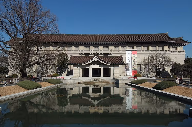 Hovedbygningen til Tokyo nasjonalmuseum med en dam