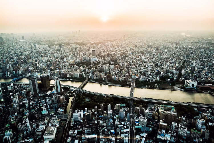 Tokyo ve Sumida Nehri'nin kuş bakışı görünümü