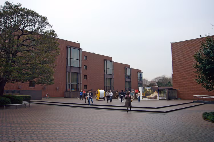 Bygningen til Tokyo metropolitan kunstmuseum og plassen foran inngangen