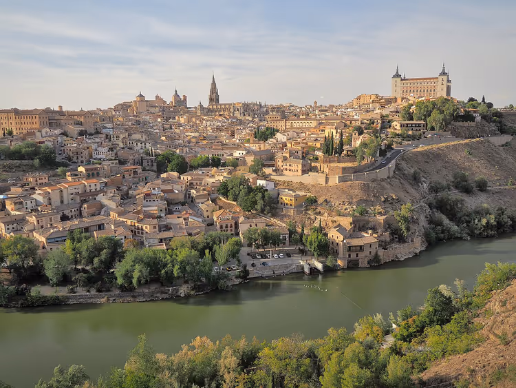 Tagus Nehri üzerindeki Alcázar ile Toledo panoraması