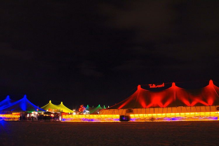 Tentes illuminées du Tollwood la nuit sous la neige