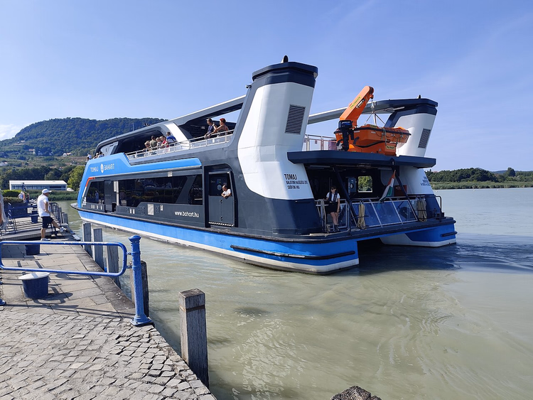 Seebrücke von Badacsony am Balaton mit einem Katamaran