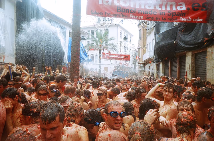 Mengde av La Tomatina-deltakere i tomatsuppe
