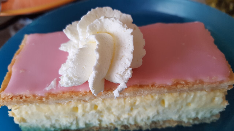 Tompouce mit rosa Glasur und Schlagsahne