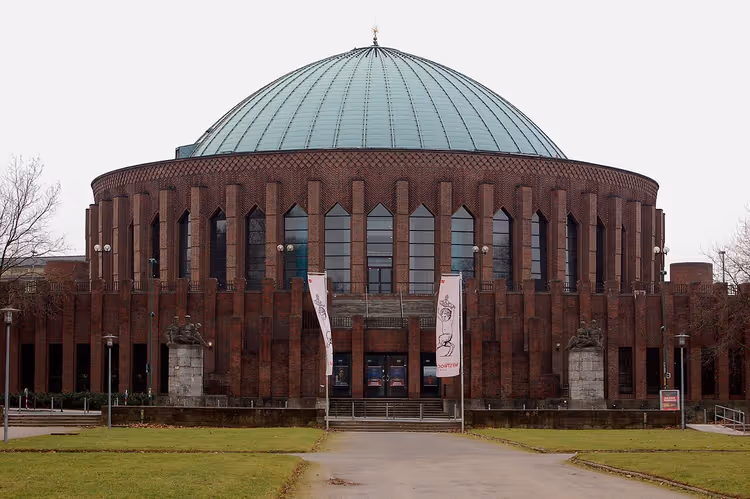 Düsseldorf'taki yeşil kubbeli Tonhalle konser salonu