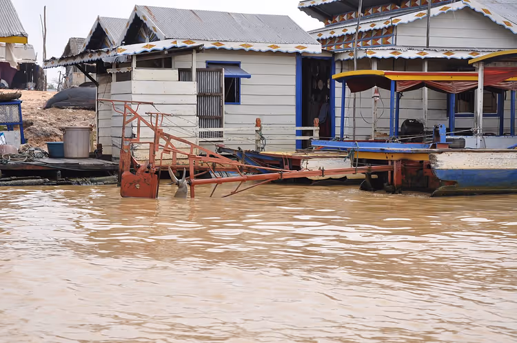 Tonle Sap'ın bulanık sularında yüzen evler ve tekneler