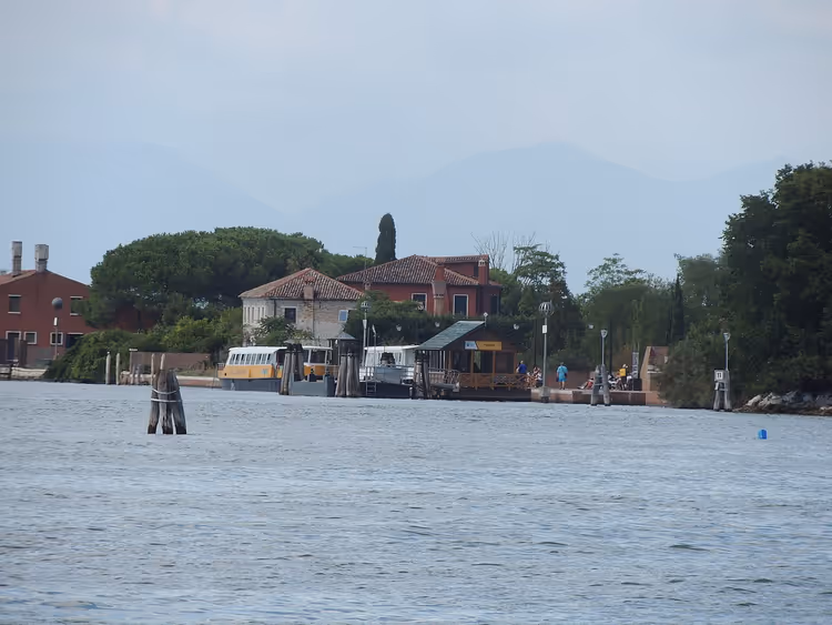 Zicht vanaf het water op de aanlegplaats op Torcello