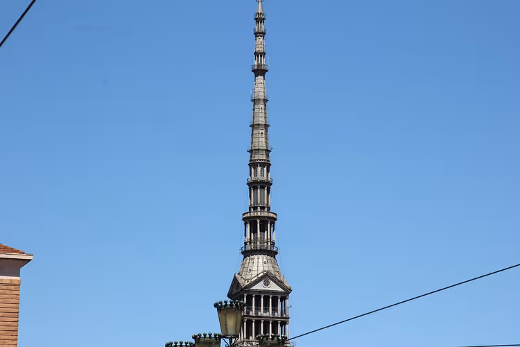 Spiret på Mole Antonelliana mot en blå himmel