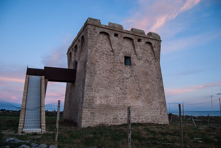 la torre di Torre Borraco al tramonto sul mare