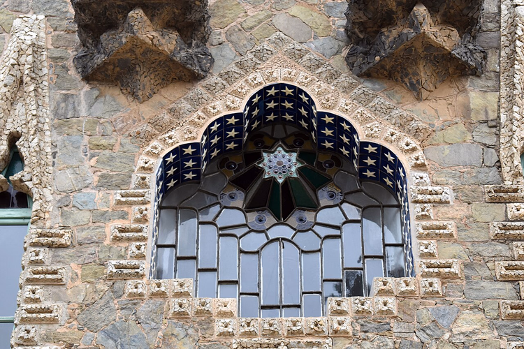 Taş cephede yıldızlı vitray pencere