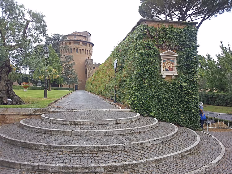 Met klimop bedekte muur en ronde toren in de tuin