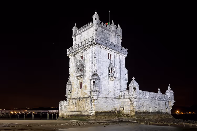 Torre de Belém à noite com iluminação
