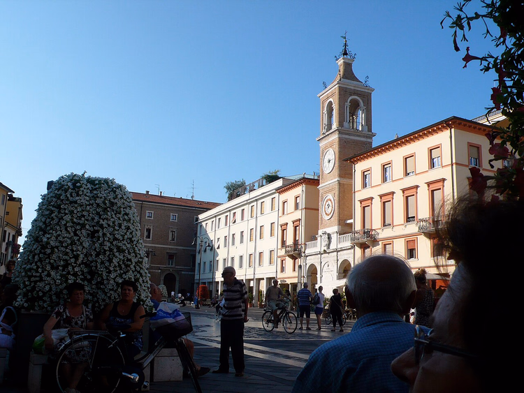 Saat kulesiyle Rimini'deki Piazza Tre Martiri