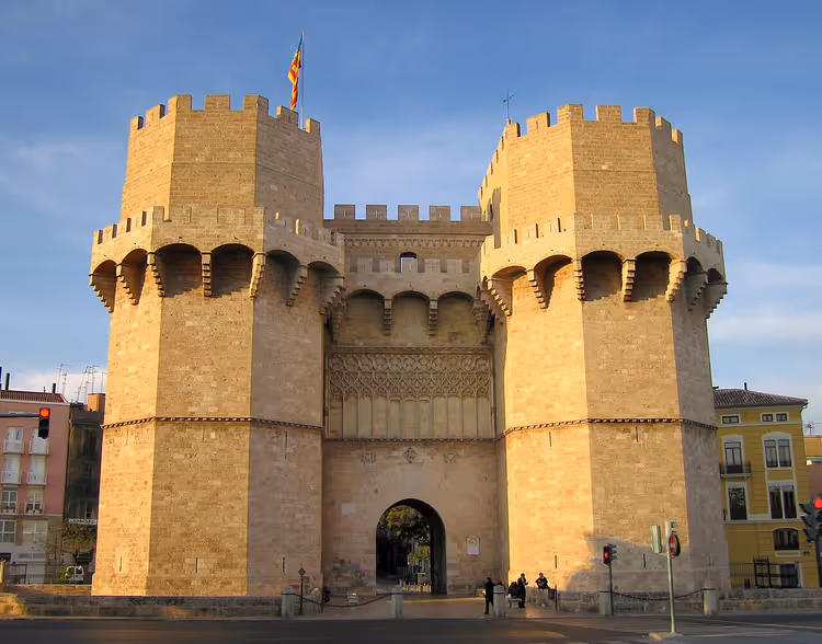 Porta gótica de Serranos com duas torres em Valência