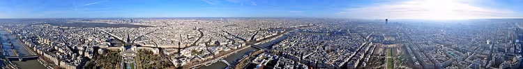 La Torre Eiffel sobre los tejados de París al amanecer