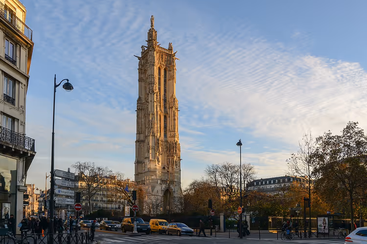 Gotische Tour Saint-Jacques op een plein in Parijs op een heldere dag