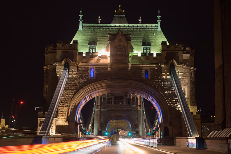 Tower Bridge verlicht in de nacht met lichtsporen van het verkeer