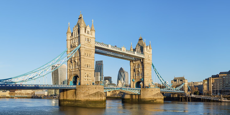 Nygotiske tårn på Tower Bridge over Themsen på dagtid