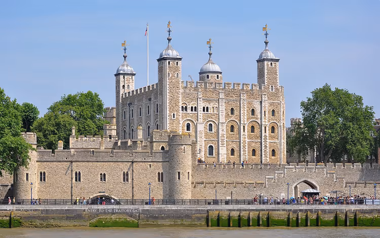 Der Tower of London von der Themse aus an einem klaren Tag