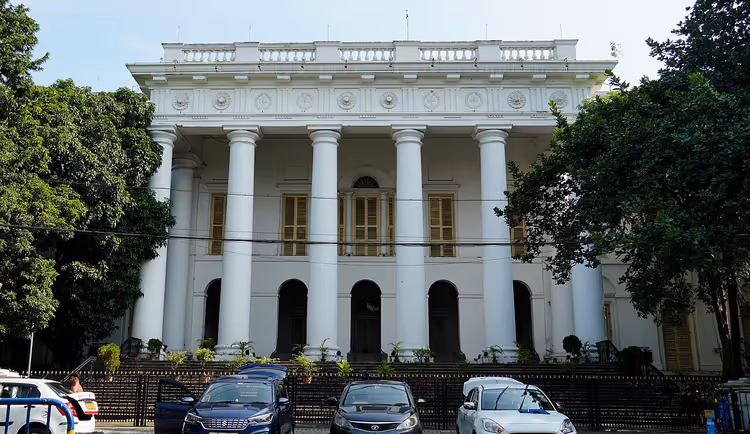 Wit stadhuisgebouw met zuilen in Kolkata