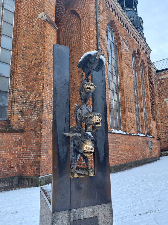 Bremen bymusikanter ved St. Peterskirken om vinteren