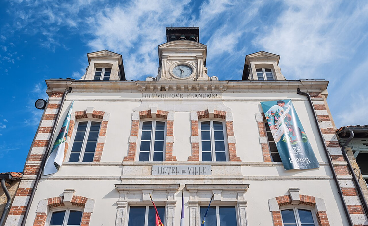 Rathaus von Marciac mit Banner des Jazzfestivals
