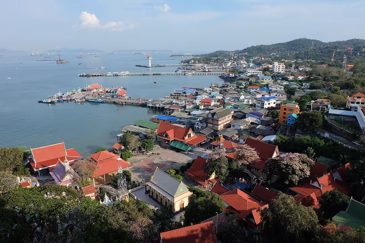 Panorama over kystbyen Koh Si Chang med templer og en brygge