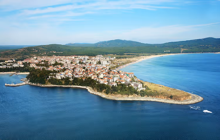 Панорама города Приморско с мысом и пляжем с высоты