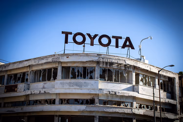 Verlaten gebouw met een Toyota-bord in Varosha