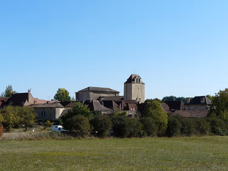 Kilise ve tarla ile Tremola köyünün panoraması