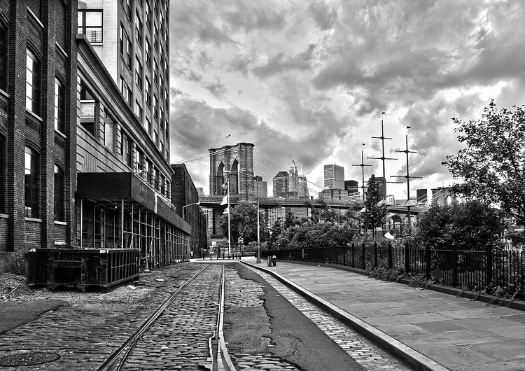 Kopfsteinpflasterstraße in DUMBO mit Blick auf die Brooklyn Bridge
