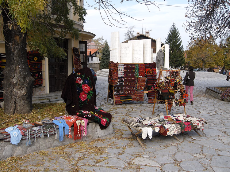 Geweven kleden en wollen spullen op een straat in Bansko