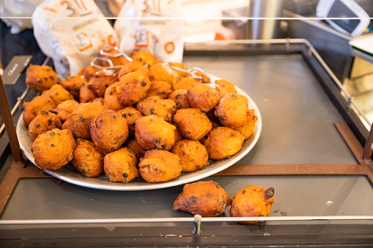 Oliebollen mit Rosinen in einer Bäckereiauslage