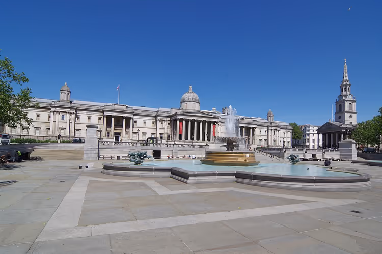Arka planda National Gallery ile Trafalgar Square çeşmeleri