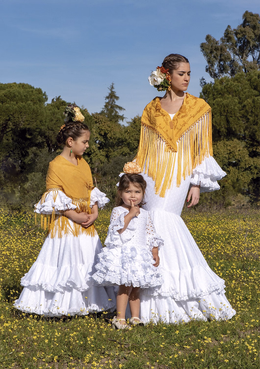 Frau und Mädchen in weißen Flamencokleidern