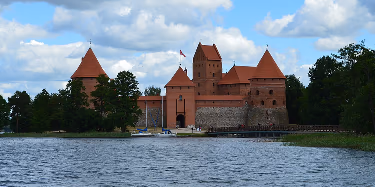 Köprülü gölde Trakai Adası Kalesi