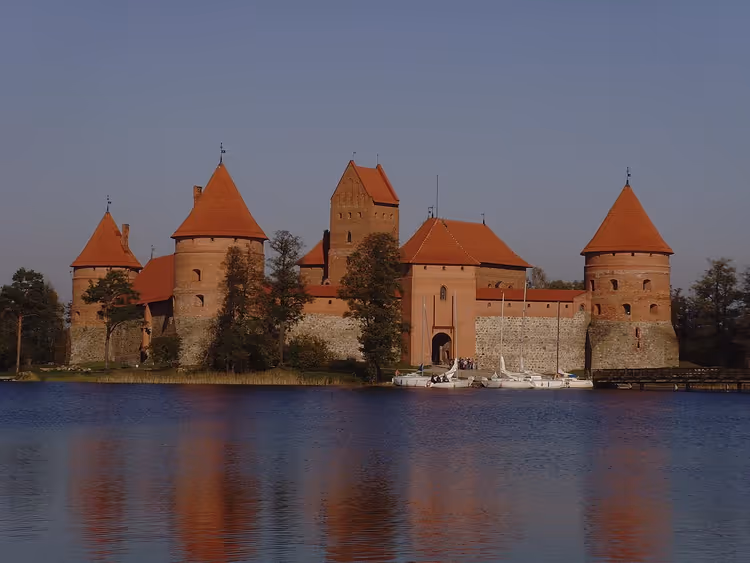 Göl adasındaki Trakai Adası Kalesi