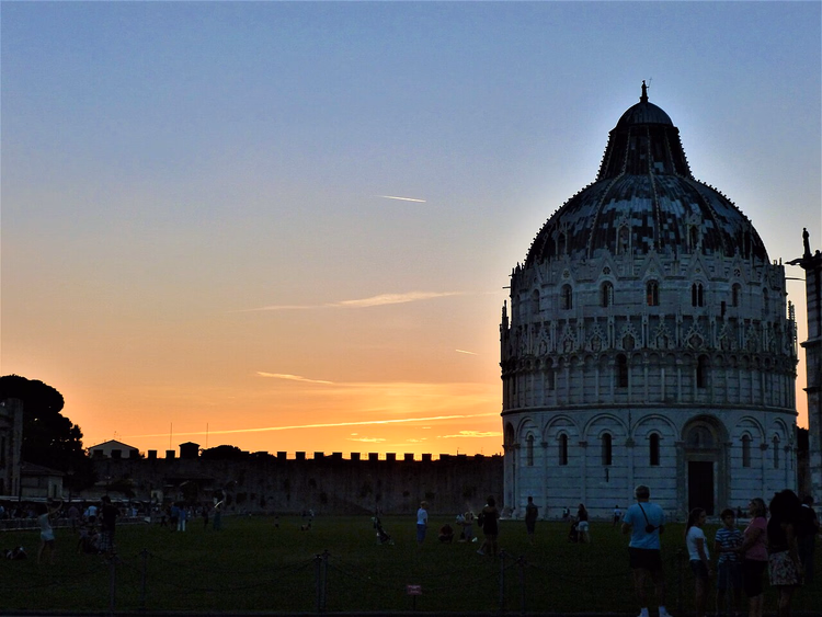 Baptisterium op Piazza dei Miracoli in Pisa bij zonsondergang