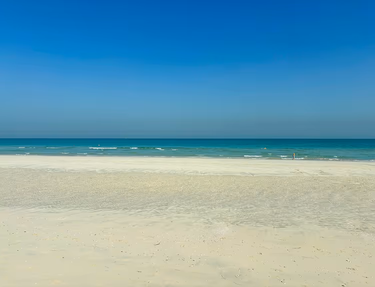 Saadiyat Adası'nda kumsal ve turkuaz deniz
